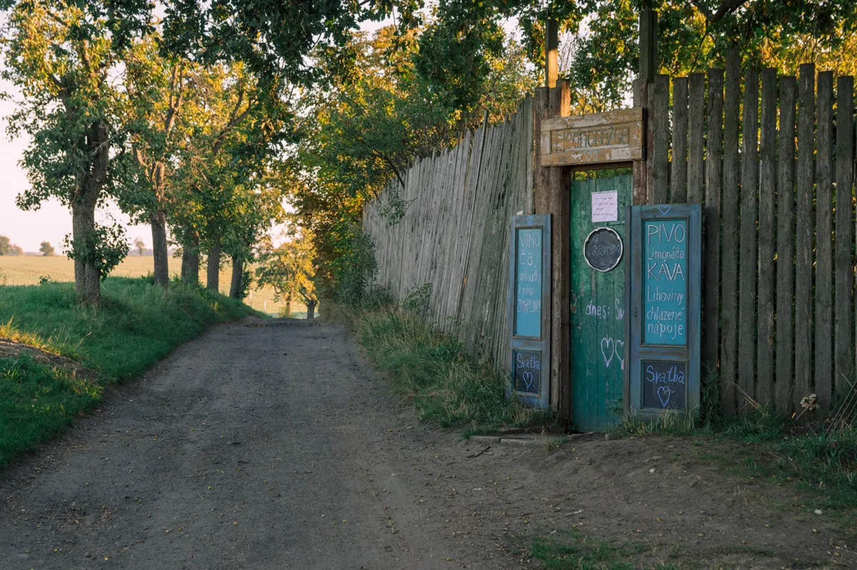 Parkán Riverside Street Guide: 10 Must-See Spots