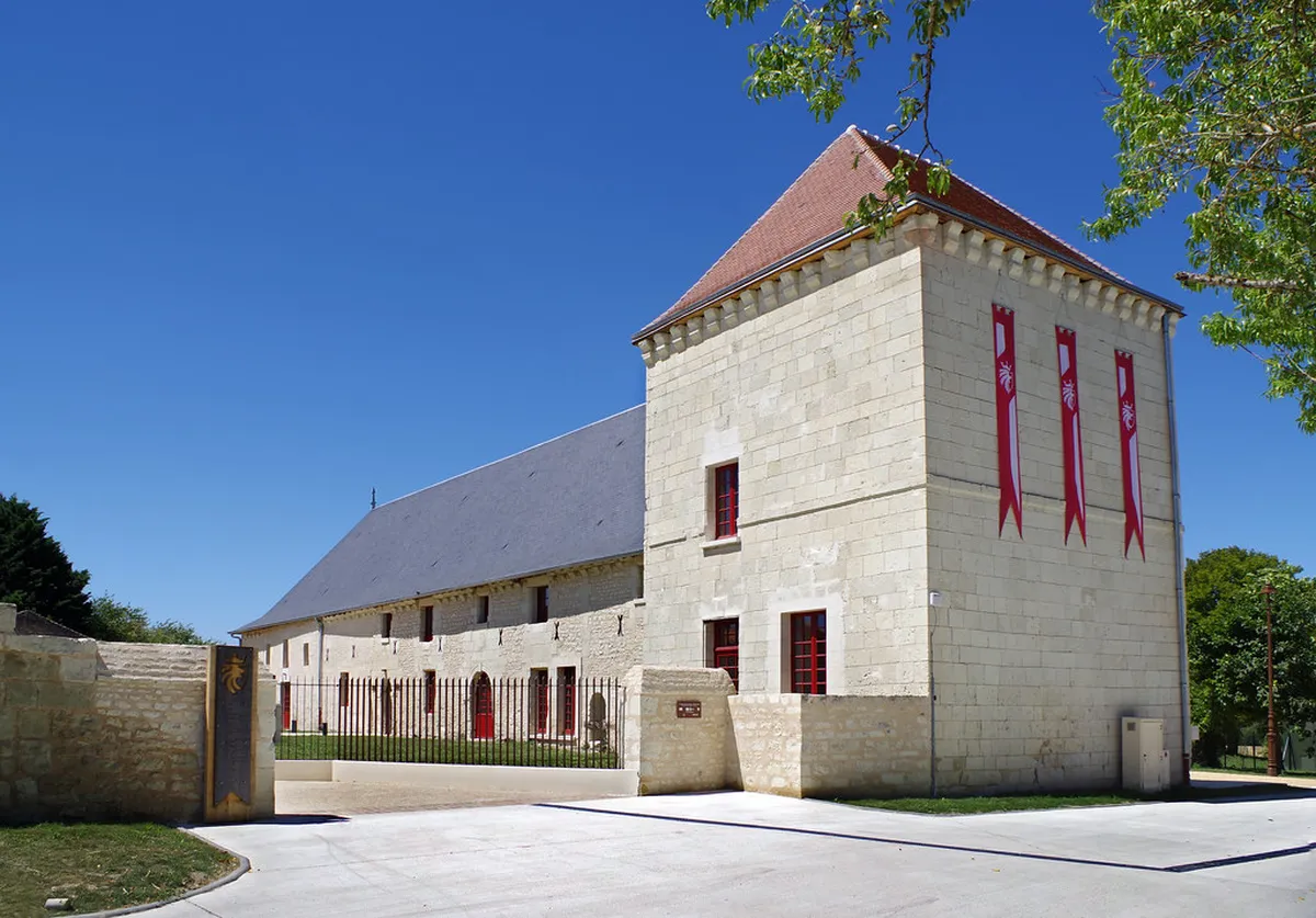 Walking Route From Castle Moat to Gardens Guide