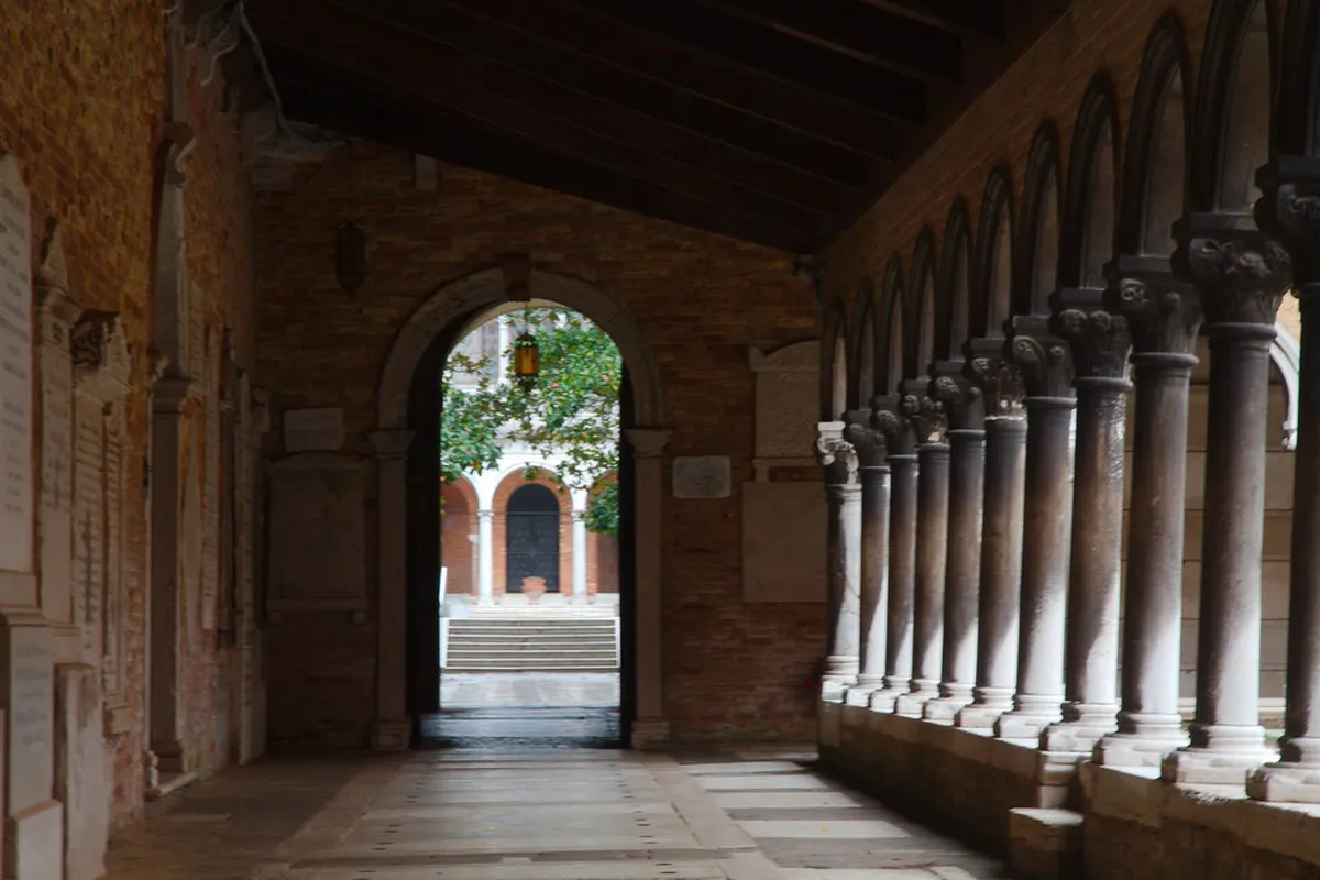 Market Colonnade Wooden Architecture: 11 Best Sights